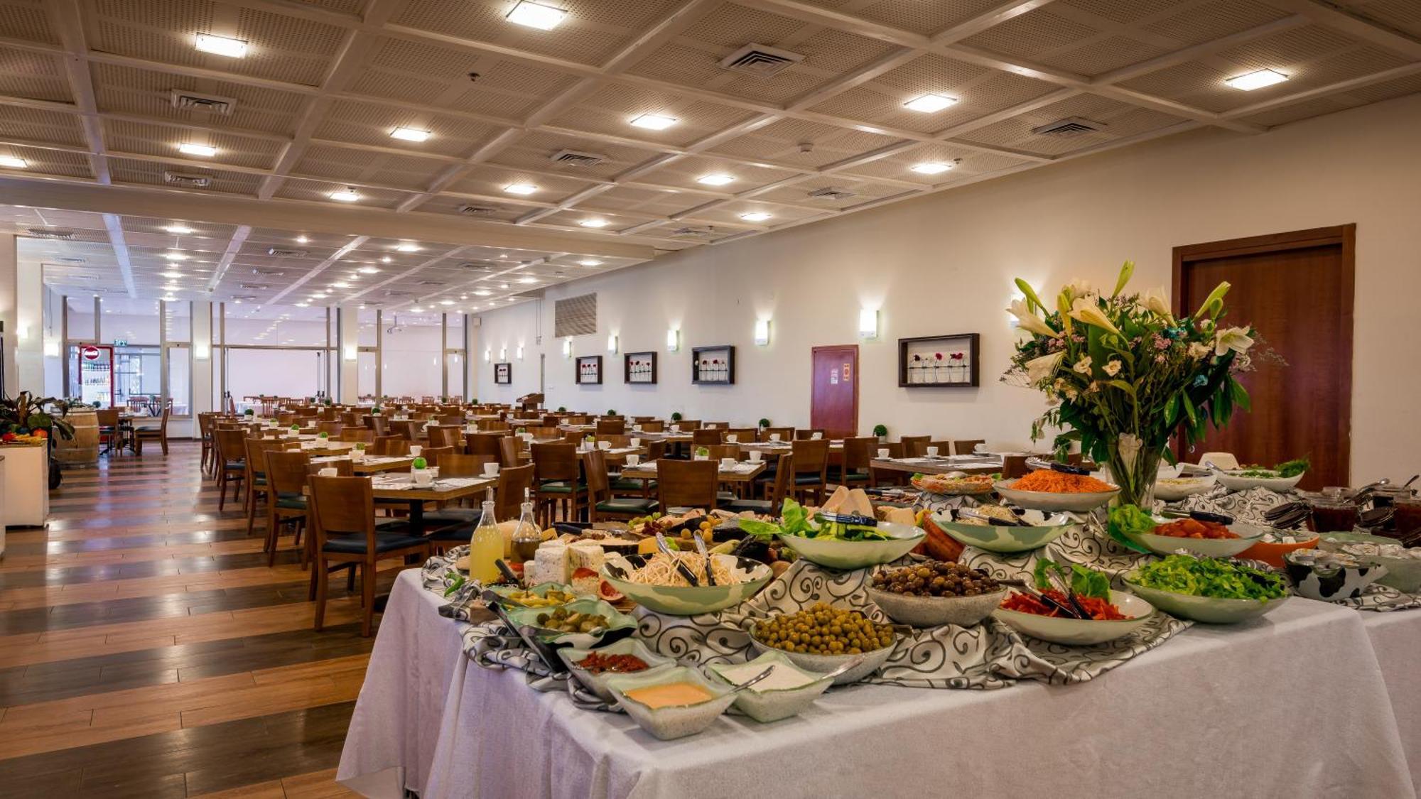 C Hotel Neve Ilan Kültér fotó