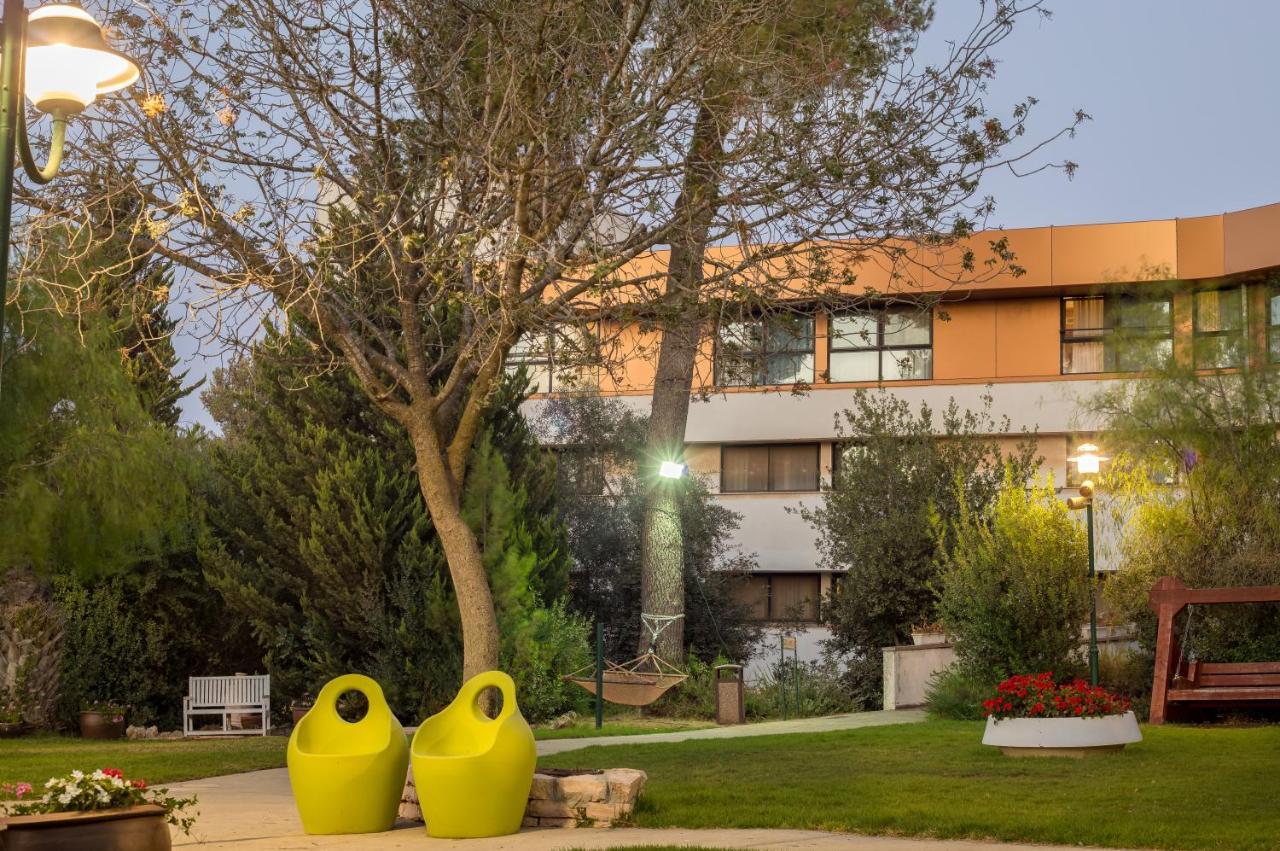 C Hotel Neve Ilan Kültér fotó